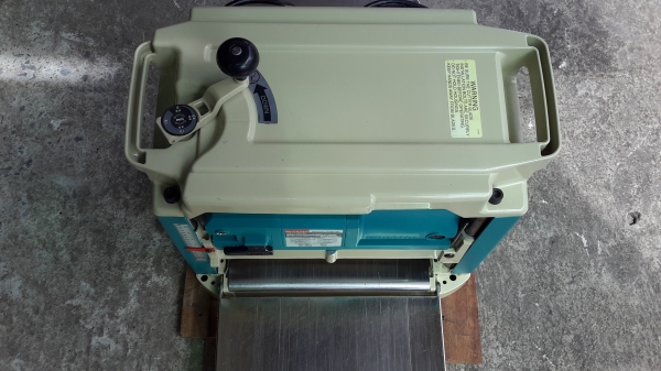 เครื่องใสไม้ makita 2012NB เครื่องใสไม้ makita 2012NB