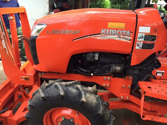 สินค้ามาใหม่นะค่ะ  ขายรถไถคูโบต้า L3608SP สภาพพร้อมใช้งาน ขายพร้อมอุปกรณ์ใบมีดดันดินหน้าและผานพรวน ราคา 348,000 บาท สนใจโทร 081-9136451 หรือ ขอดูรูปเพิ่มเติมทาง line:bow6451 ค่ะ