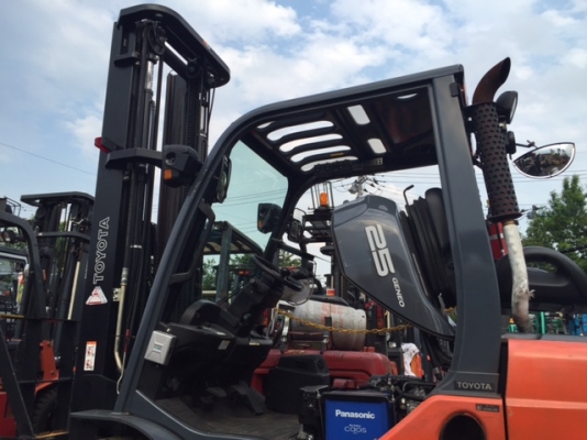ขายรถโฟลคลิฟท์ TOYOTA 52-8FD25 ,รถพันกว่าชั่วโมง, เครื่องยนต์ดีเซล 3Z ,งาปรับยืดออกได้ 2.5 m, เสายกสูง 6.5 เมตร , รถนำเข้าจากญี่ปุ่น 100\%