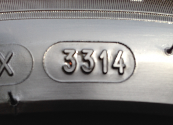 ยาง Michelin รุ่น3st 225 50 17 ปลายปี14 ดอกเต็ม เนื้อนิ่ม ใช้กันยาว ราคาไม่แพง