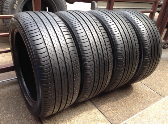 ยาง Michelin รุ่น3st 225 50 17 ปลายปี14 ดอกเต็ม เนื้อนิ่ม ใช้กันยาว ราคาไม่แพง
