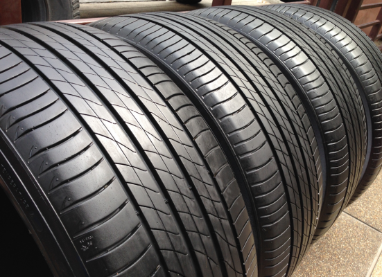 ยาง Michelin รุ่น3st 225 50 17 ปลายปี14 ดอกเต็ม เนื้อนิ่ม ใช้กันยาว ราคาไม่แพง