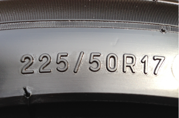 ยาง Michelin รุ่น3st 225 50 17 ปลายปี14 ดอกเต็ม เนื้อนิ่ม ใช้กันยาว ราคาไม่แพง