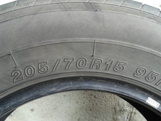 ยาง Yokohama 205/70R15ปี14 สวยๆ 1 คู่ ราคา 1300 บาท