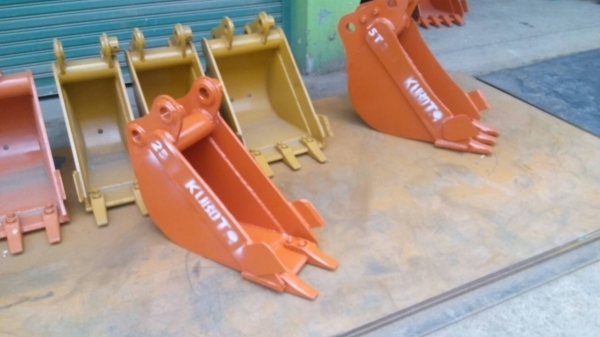 ร้บสั่งทำบุ้งกี่ตักดินขึ้นสิบล้อขนาดกว้างและบุ้งกี่ปากแคบวางท่อประปา ทุกรุ่น ทุกขนาด แล้วแต่ลูกค้าต้องการรับประกันความแข็งแรง