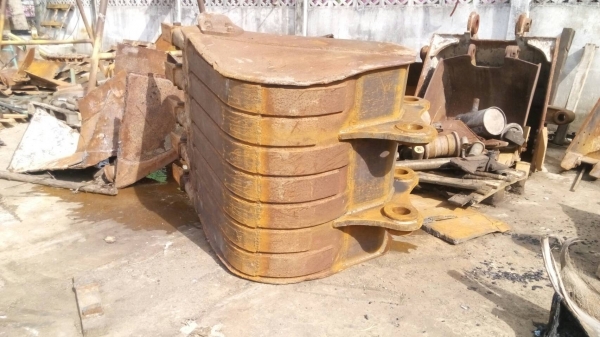 ขายบุ้งกี้เก่าซ่อมแล้วครับ ใส่ PC-200-5 ใส่ได้หลายรุ่น แข็งแรงพื้นเปลี่ยนใหม่ขายไม่แพงครับ