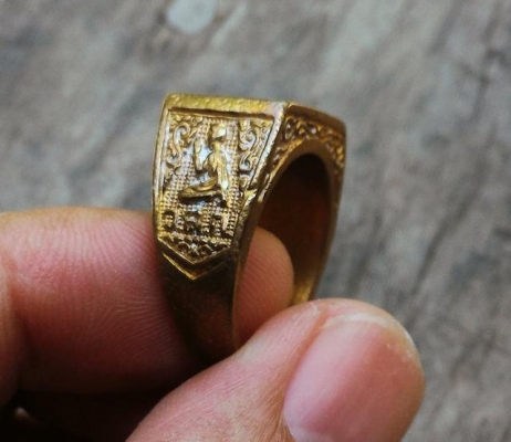 แหวนหลวงปู่ดู่ พรหมปัญโญ ออกวัดสะแก เนื้อทองฝาบาตร มีคราบบล็อคสวยมากๆ