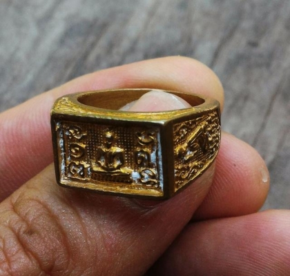 แหวนหลวงปู่ดู่ พรหมปัญโญ ออกวัดสะแก เนื้อทองฝาบาตร มีคราบบล็อคสวยมากๆ