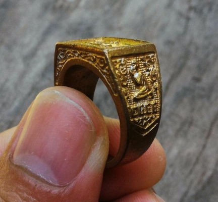 แหวนหลวงปู่ดู่ พรหมปัญโญ ออกวัดสะแก เนื้อทองฝาบาตร มีคราบบล็อคสวยมากๆ