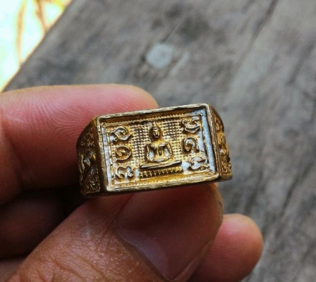 แหวนหลวงปู่ดู่ พรหมปัญโญ ออกวัดสะแก เนื้อทองฝาบาตร มีคราบบล็อคสวยมากๆ