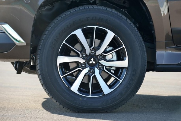 ล้อแม็กสภาพป้ายแดง Mitsubishi allnew Pajaro sport ขอบ 18 พร้อมยางปลายปี 15