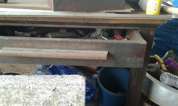 โต๊ะเก่าแก่ตัวใหญ่