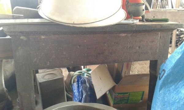 โต๊ะเก่าแก่ตัวใหญ่