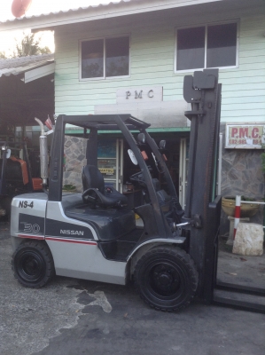 +++ ขายโฟล์คลิฟท์  NISSAN FD30  ขนาด  3  ตัน  (รุ่นใหม่) เครื่องยนต์ดีเซล  เสา  4  เมตร  เกียร์ออโตเมติค  ยางตัน