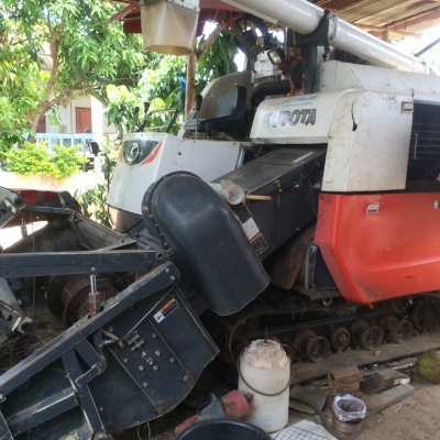 ขายรถเกี่ยวคูโบต้าDC70ราคา480000บาทครับ086-2465934