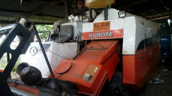 รถเกี่ยวข้าวคูโบต้า DC 68 g  รถสภาพดีสวยพร้อมใช้ครับ