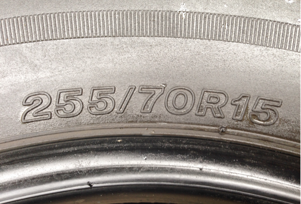 ยาง Bridgestone 255 70 15 ปี14 ดอกเยอะ พร้อมใช้งาน ราคาไม่แพง