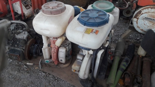 ขาย เครื่องพ่นยา หว่านปุ๋ย แบบสะพายหลัง เก่าญี่ปุ่นครับ ใช้วัสดุหนา ทนทาน