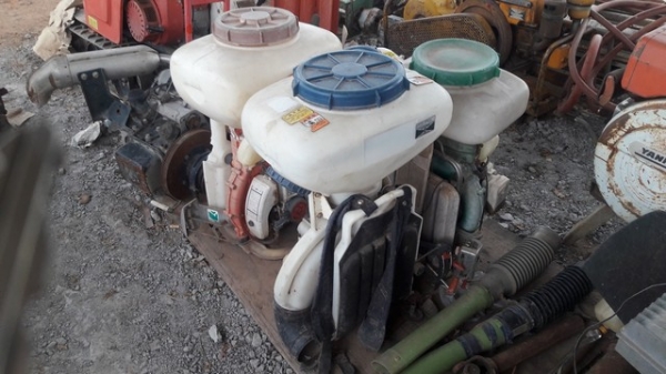 ขาย เครื่องพ่นยา หว่านปุ๋ย แบบสะพายหลัง เก่าญี่ปุ่นครับ ใช้วัสดุหนา ทนทาน ขาย เครื่องพ่นยา หว่านปุ๋ย แบบสะพายหลัง เก่าญี่ปุ่นครับ ใช้วัสดุหนา ทนทาน