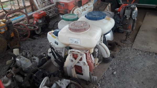 ขาย เครื่องพ่นยา หว่านปุ๋ย แบบสะพายหลัง เก่าญี่ปุ่นครับ ใช้วัสดุหนา ทนทาน ขาย เครื่องพ่นยา หว่านปุ๋ย แบบสะพายหลัง เก่าญี่ปุ่นครับ ใช้วัสดุหนา ทนทาน