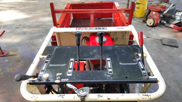 รถบรรทุกการเกษตรและก่อสร้างนั่งขับ รหัสสินค้า A3-8 เดิมๆเราไม่มีมีแต่ปรับสภาพแล้วพร้อมใช้