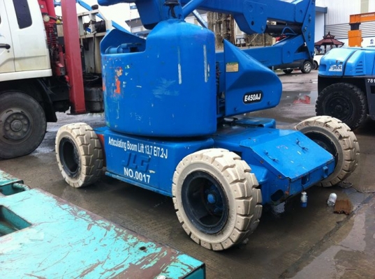 รถกระเช้า JLG ไฟฟ้า ยกได้สูง 13.7 เมตร