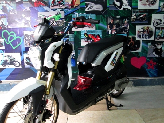 ZOOMER สีขาว สียอดนิยม รถบ้านลงล้อ แต่งสวยตามรูป เครื่องยนต์ 110 ซีซี โปรโมชั่น แถม 3 รายการ