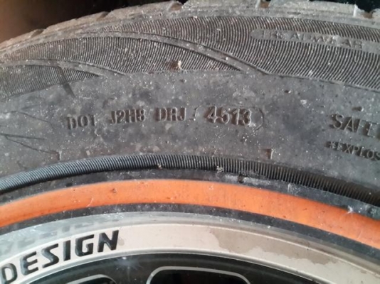 ขาย ล้อ ขอบ 20หก รู ำร้อมยาง ปี 13 สภาพ สวย ล้อ เดิมสีเดิมคับ