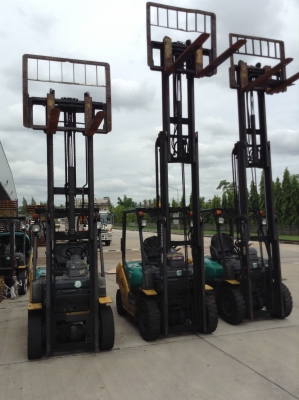 +++ ขายโฟล์คลิฟท์  KOMATSU FD25-16  ขนาด  2.5  ตัน  เครื่องยนต์ดีเซล  เสา  3  เมตร ฟูลฟรีเข้าตู้  งาสไลด์ ซ้าย + ขวา  เกียร์ออโตเมติค  ยางตัน