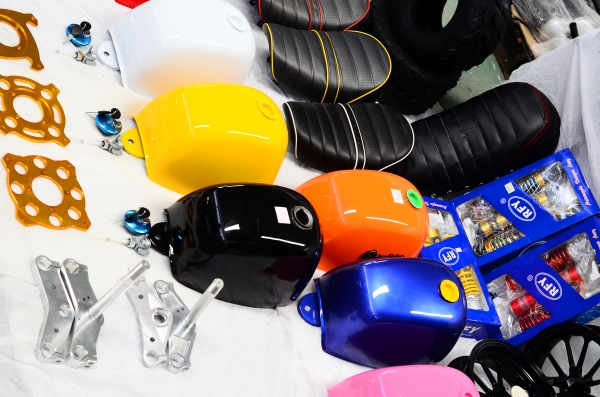 อะไหล่ แต่งรถเพียบ มีโช็คหน้า-หลัง ล้อ เครื่อง ถังน้ำมัน เบาะ และอะไหล่อื่นๆที่แต่งรถทั้งหมด ลดราคา 20-30\%