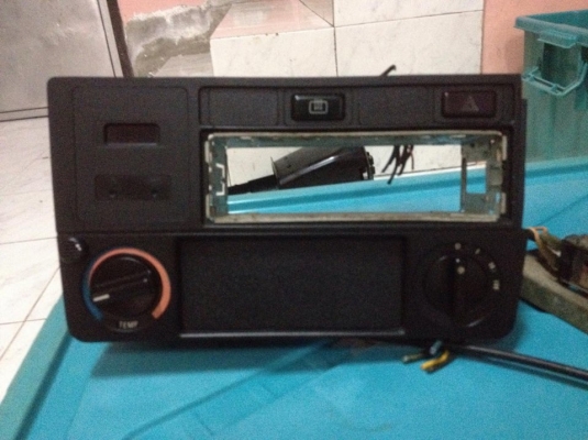 ขายชุดแผงหน้าปัดแอร์ e30 อุปกรณ์ครบตามรูป สภาพok ราคา1000 โทร0924462525โส กทม