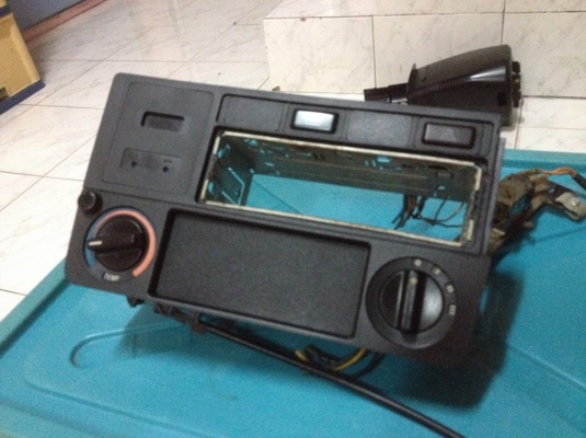 ขายชุดแผงหน้าปัดแอร์ e30 อุปกรณ์ครบตามรูป สภาพok ราคา1000 โทร0924462525โส กทม