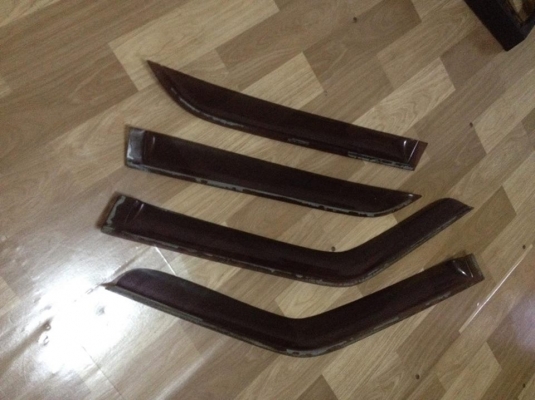 ขายกันสาด e30 4 ประตู ไม่แตกหัก สภาพok ราคา2000 โทร0924462525โส กทม