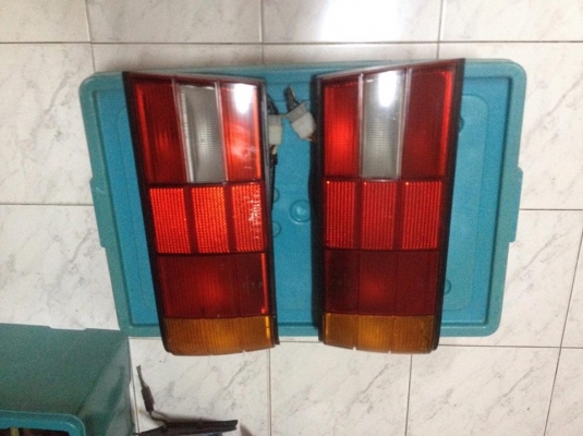 ขายไฟท้าย3ชั้น แท้ e30 มีรอยตามสภาพแต่ไม่หน้าเกียจ ราคา900 โทร0924462525โส กทม