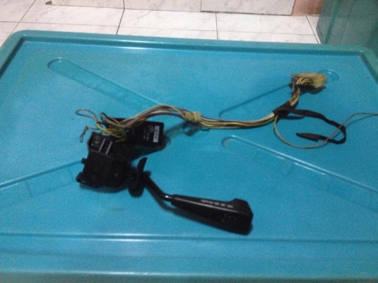 ขายก้านไฟเลี้ยว e30  สภาพokไม่แตกหัก สายไฟครบ ราคา400 โทร0924462525โส กทม