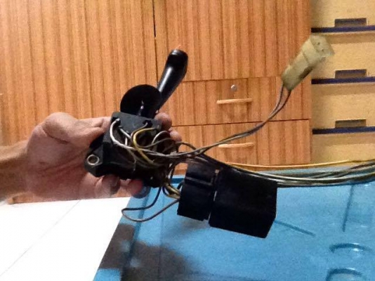 ขายก้านไฟเลี้ยว e30  สภาพokไม่แตกหัก สายไฟครบ ราคา400 โทร0924462525โส กทม