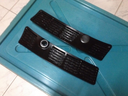 ขายแผงจิ้งหรีด e30 สภาพokไม่แตกหัก1คู่  ราคา500 โทร0924462525โส กทม