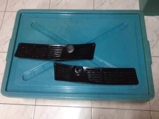 ขายแผงจิ้งหรีด e30 สภาพokไม่แตกหัก1คู่  ราคา500 โทร0924462525โส กทม