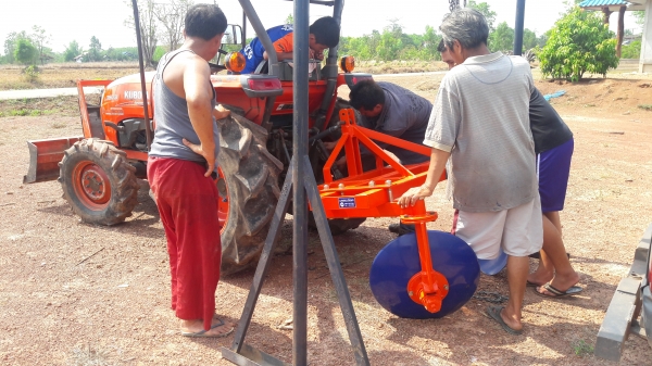 ขาย ผานยกร่องมันติดรถไถตั่งแต่30แรงขึ้น