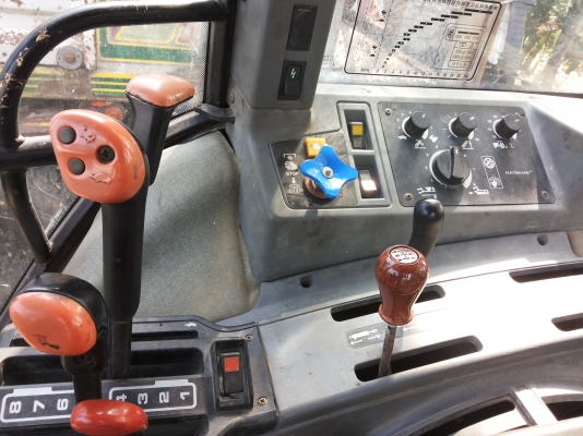 ขาย Ford 7840  เกียร์ 16x16 แอร์เย็นๆ รถนอกยังไมใช้ในไทย 540000บ.