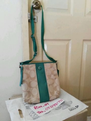 กระเป๋าสะพาย COACH รุ่น SIGNATURE STRIPE DUFFLE F21905....สภาพ . กระเป๋าสะพาย COACH รุ่น SIGNATURE STRIPE DUFFLE F21905....สภาพ .