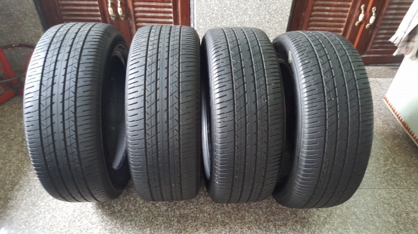 ขายยาง bridgestone Turanza ER33 215-55-17 สัปดาห์ที่ 3112  จำนวน 4 เส้น  สภาพตามรูป มีตำหนิ 1 เส้น โทร 0897400615