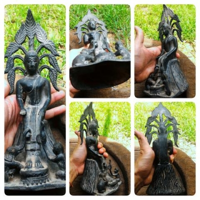 พระพุทธรูปเก่าๆ ปางเลไลย์ เนื้อโลหะหล่อโบราณ น้ำหนักมาก รูปทรงสวยแปลกหายาก เป็นพระหิ้งพระบ้าน สูง 10.5 นิ้ว กว้าง 4.5 นิ้ว (คนเกิดวันพุธกลางคืน หรือคนที่ศรัทธาพระพุทธเจ้าควรมีไว้ครับ)