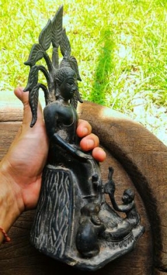 พระพุทธรูปเก่าๆ ปางเลไลย์ เนื้อโลหะหล่อโบราณ น้ำหนักมาก รูปทรงสวยแปลกหายาก เป็นพระหิ้งพระบ้าน สูง 10.5 นิ้ว กว้าง 4.5 นิ้ว (คนเกิดวันพุธกลางคืน หรือคนที่ศรัทธาพระพุทธเจ้าควรมีไว้ครับ)