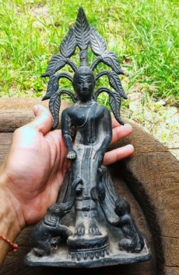 พระพุทธรูปเก่าๆ ปางเลไลย์ เนื้อโลหะหล่อโบราณ น้ำหนักมาก รูปทรงสวยแปลกหายาก เป็นพระหิ้งพระบ้าน สูง 10.5 นิ้ว กว้าง 4.5 นิ้ว (คนเกิดวันพุธกลางคืน หรือคนที่ศรัทธาพระพุทธเจ้าควรมีไว้ครับ)