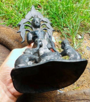 พระพุทธรูปเก่าๆ ปางเลไลย์ เนื้อโลหะหล่อโบราณ น้ำหนักมาก รูปทรงสวยแปลกหายาก เป็นพระหิ้งพระบ้าน สูง 10.5 นิ้ว กว้าง 4.5 นิ้ว (คนเกิดวันพุธกลางคืน หรือคนที่ศรัทธาพระพุทธเจ้าควรมีไว้ครับ)