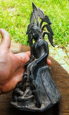 พระพุทธรูปเก่าๆ ปางเลไลย์ เนื้อโลหะหล่อโบราณ น้ำหนักมาก รูปทรงสวยแปลกหายาก เป็นพระหิ้งพระบ้าน สูง 10.5 นิ้ว กว้าง 4.5 นิ้ว (คนเกิดวันพุธกลางคืน หรือคนที่ศรัทธาพระพุทธเจ้าควรมีไว้ครับ)