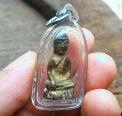 พระบัวเข็มโบราณ เนื้อโลหะทองเหลืองหล่อโบราณ พิมพ์สวยพระหิ้งเก่าสวยครับ (เนื้อทองดอกบวบ)