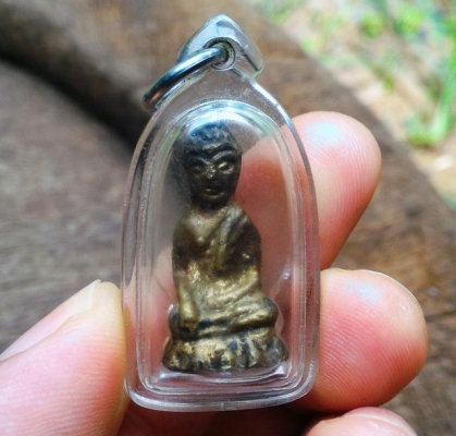 พระบัวเข็มโบราณ เนื้อโลหะทองเหลืองหล่อโบราณ พิมพ์สวยพระหิ้งเก่าสวยครับ (เนื้อทองดอกบวบ)