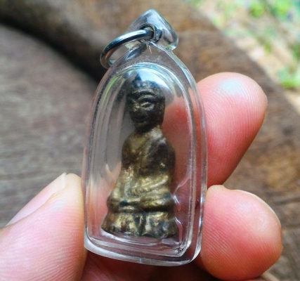 พระบัวเข็มโบราณ เนื้อโลหะทองเหลืองหล่อโบราณ พิมพ์สวยพระหิ้งเก่าสวยครับ (เนื้อทองดอกบวบ)